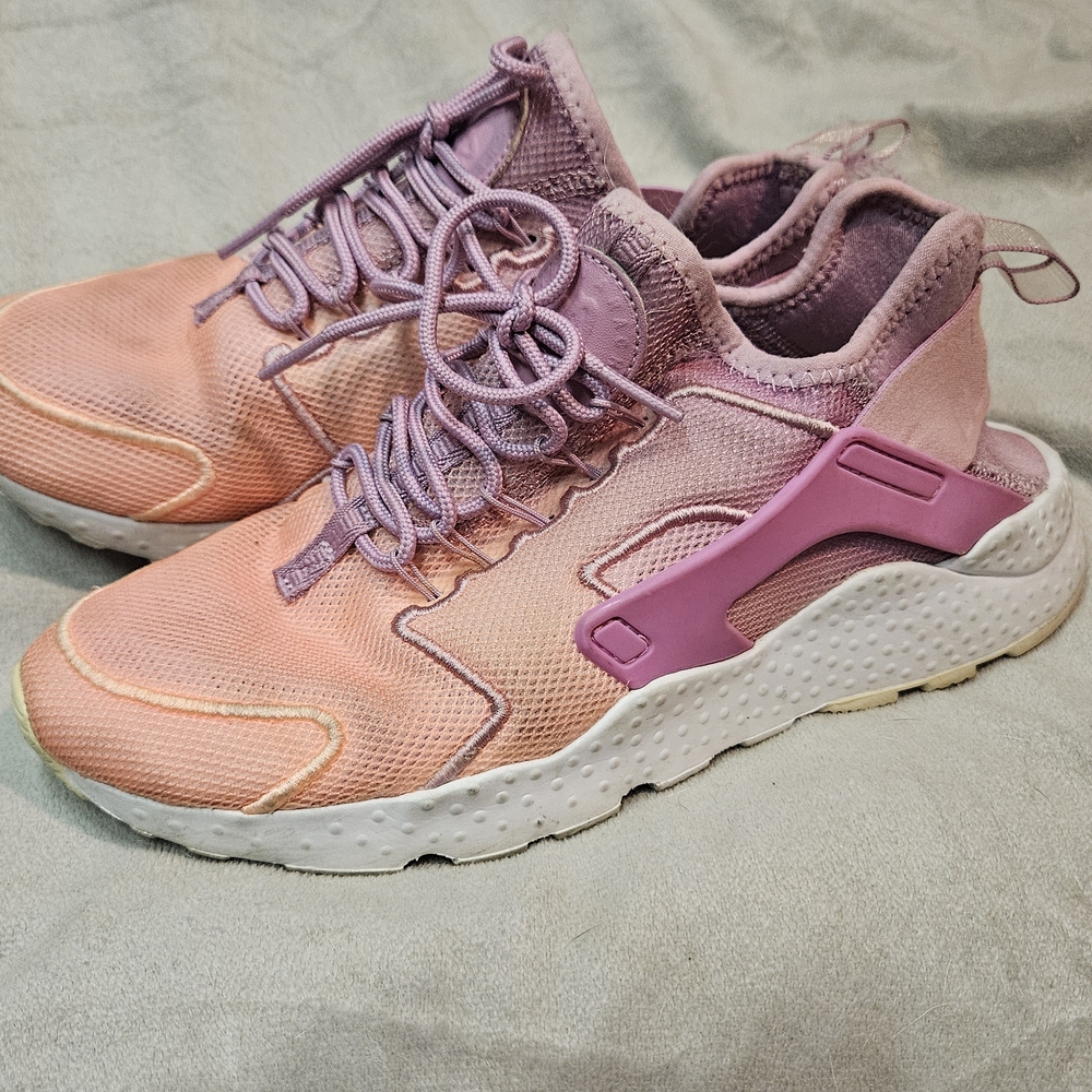 Nike Women's Peach and Lavender Lightweight Sneakers